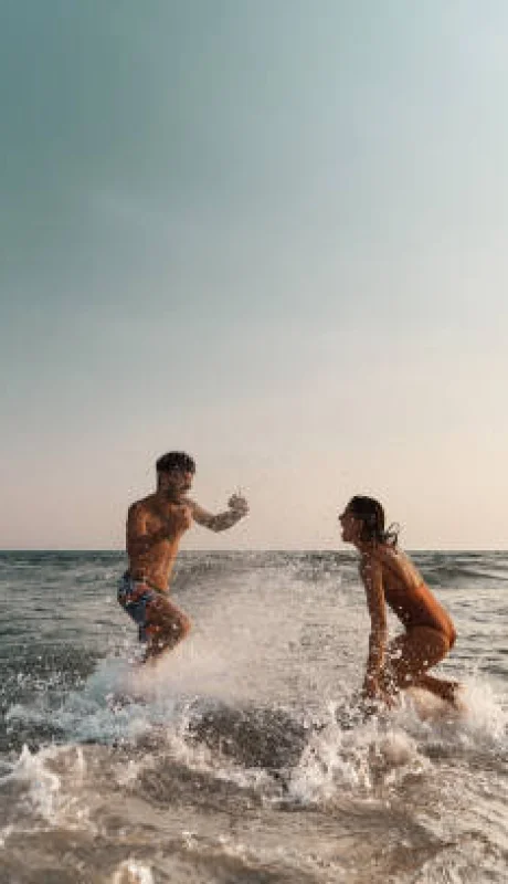 Personas disfrutando de la playa.