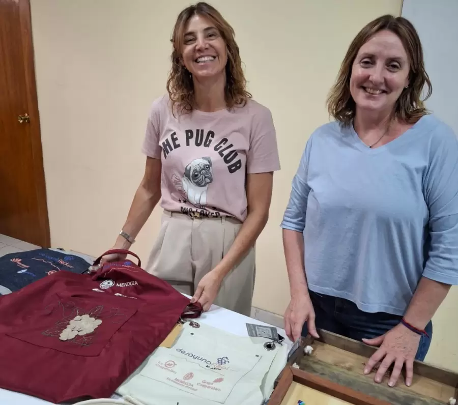 Claudia Magnaghi y Lorena Meschini junto a los objetos seleccionados. (Foto: Daniel Gallardo)