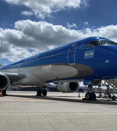 Un Embraer E190, el mismo avión que aterrizó de emergencia en la tarde del miércoles en Aeroparque.