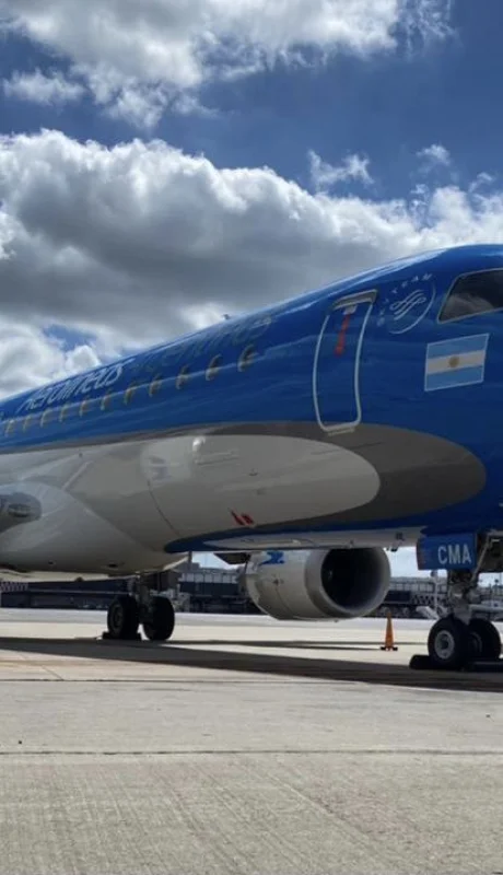 Un Embraer E190, el mismo avión que aterrizó de emergencia en la tarde del miércoles en Aeroparque.