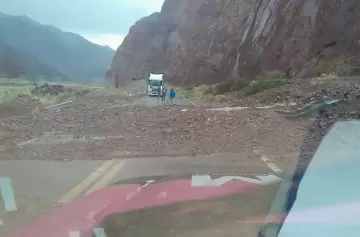 Lluvias y desprendimientos paralizan el paso a Chile