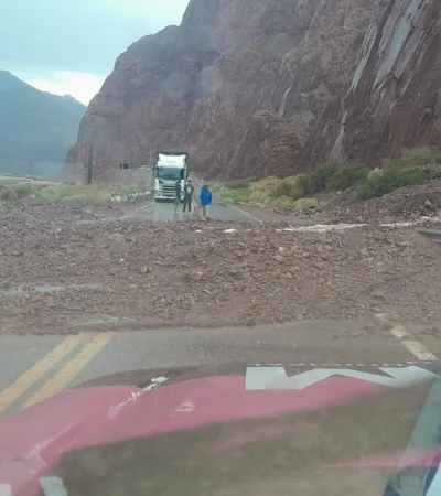 Lluvias y desprendimientos paralizan el paso a Chile