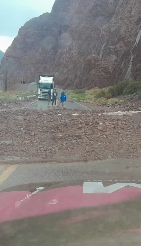 Lluvias y desprendimientos paralizan el paso a Chile