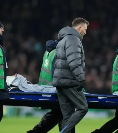 Bentancur se retiró en camilla.