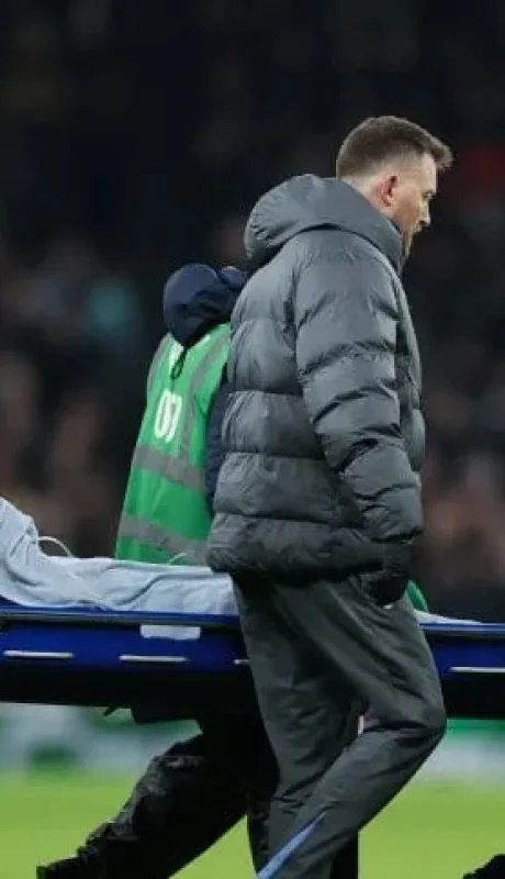 Bentancur se retiró en camilla.