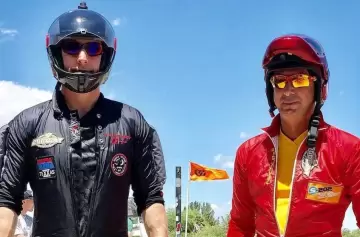 Paracaidistas argentinos conquistan un récord Guinness con un salto inédito