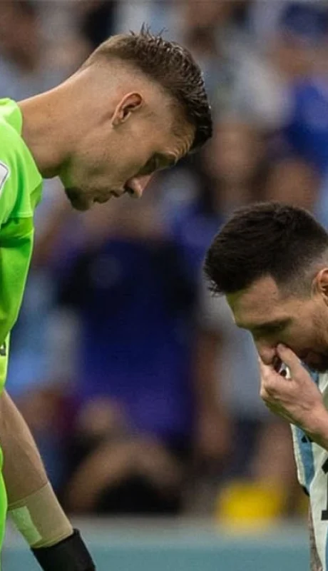 Andries Noppert junto a Leo Messi en Qatar