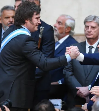 Macri saludando a Milei durante la ceremonia en que el libertario asumió como Presidente de Argentina.