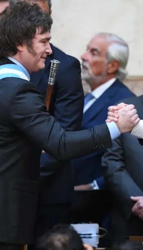 Macri saludando a Milei durante la ceremonia en que el libertario asumió como Presidente de Argentina.