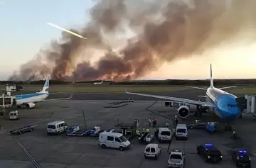 Incendio en pastizales de Ezeiza: caos y reprogramaciones en medio del fuego