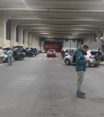 Revisión de coches en el complejo fronterizo.