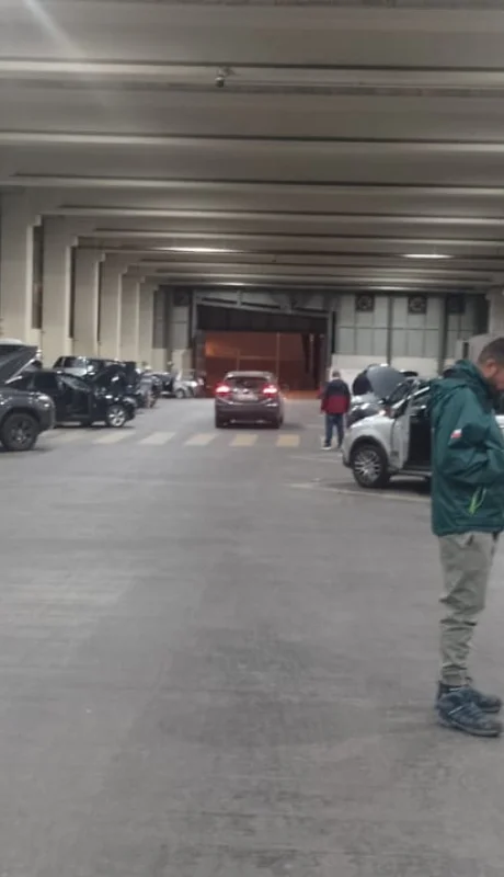 Revisión de coches en el complejo fronterizo.