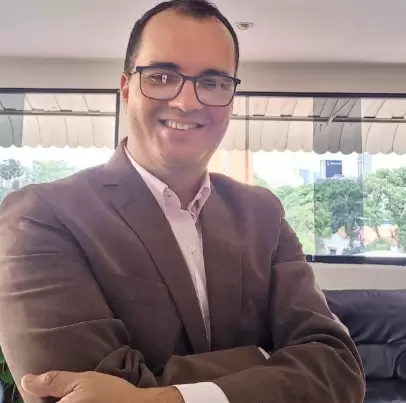 Reyes Theis, periodista de investigación, profesor y especialista en opinión pública y comunicación polí­tica.