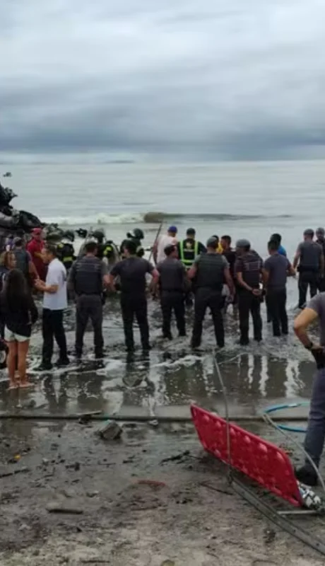 El piloto quedó atrapado entre los escombros y murió.