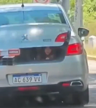 La hija del juez en el baúl del auto.