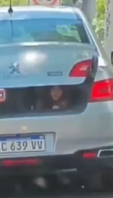 La hija del juez en el baúl del auto.