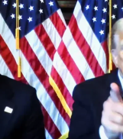 Donald Trump, este viernes asistiendo por videoconferencia a la vista de su condena.