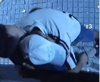 El momento de la ternura: pasa la moto, y comienzan los besos.