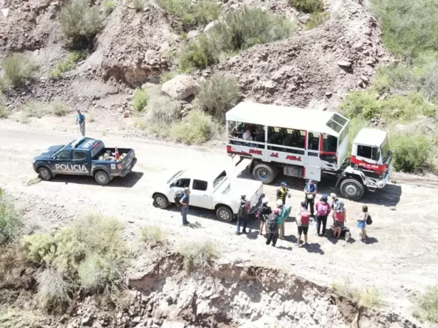 Se movilizaron recursos oficiales y privados para poner a salvo a las personas afectadas. (Foto: NA)
