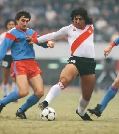 El Búfalo Funes ante Steaua Bucarest día que logró la Intercontinental