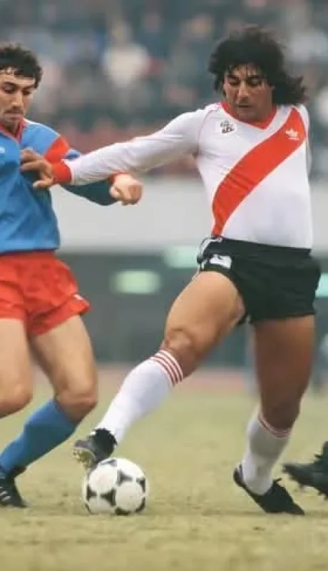 El Búfalo Funes ante Steaua Bucarest día que logró la Intercontinental