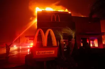 Ya asciende a 24 la cifra de muertos por los incendios forestales en Los Ángeles