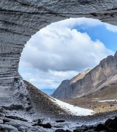 Desde hace años se advertía que podría colapsar la cueva de hielo, por lo que estaba prohibido su ingreso.