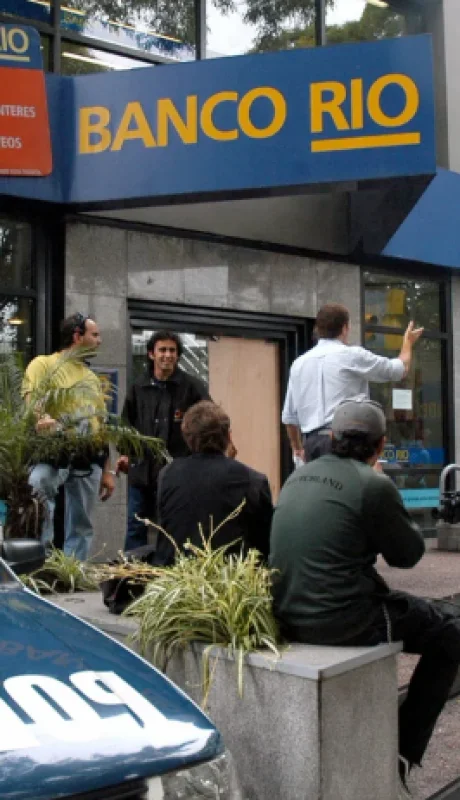 Dentro del banco había 23 personas al momento de producirse al atraco.