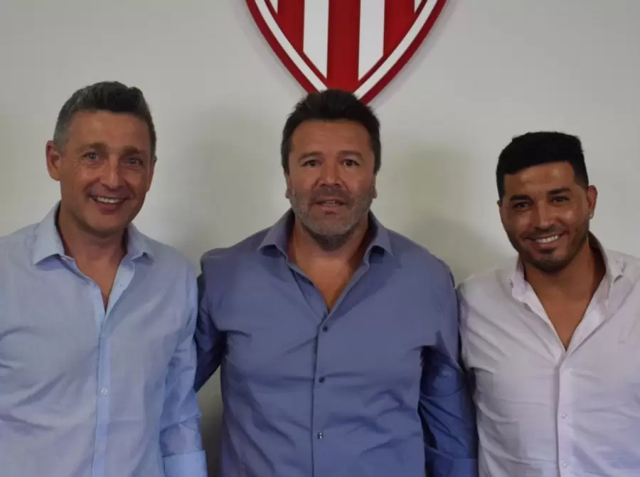 Elena junto al presidente del club, Damián Reyes.