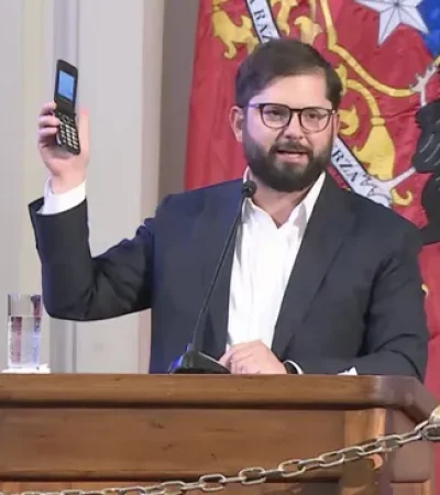 Gabriel Boric y su teléfono básico.