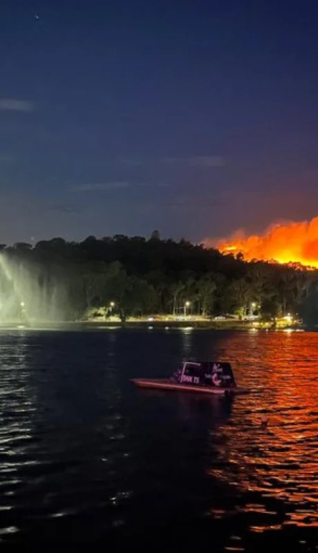 Las llamas avanzan rápidamente entre el Paseo del Bicentenario y Villa del Lago.
