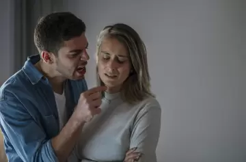 ¿Cómo identificar a un mitómano en una relación?