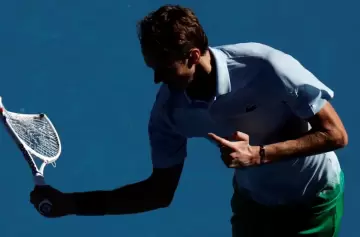 Australian Open: Daniil Medvedev ardió de furia y rompió una cámara con su raqueta