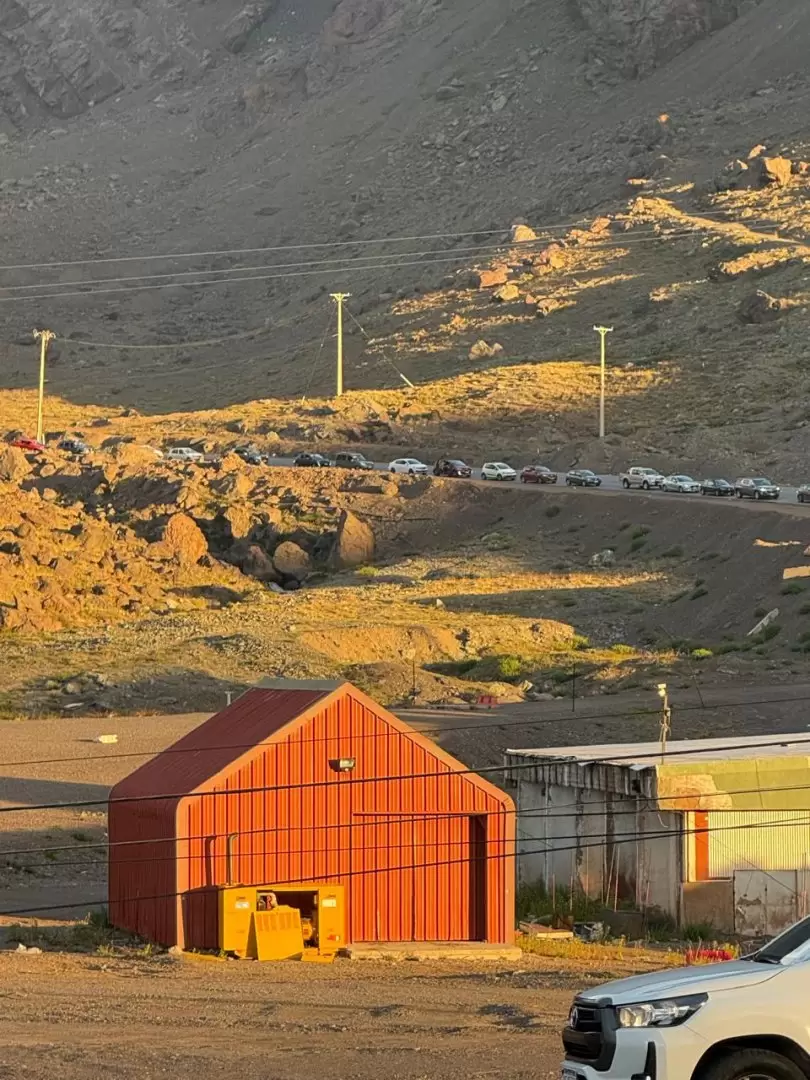 Fila de autos esperando ingresar al Paso.