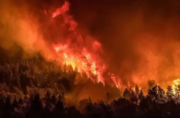 La batalla en Nahuel Huapi: entre el alivio de la lluvia y el peligro del viento