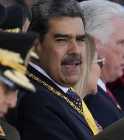 El reelegido mandatario se las agarró ahora con tres embajadas del viejo continente.