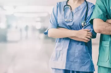 Los médicos argentinos ahora pueden ejercer en todo el mundo sin recertificar