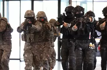 Agentes lograron superar el bloqueo en la residencia del presidente Yoon Suk-yeol