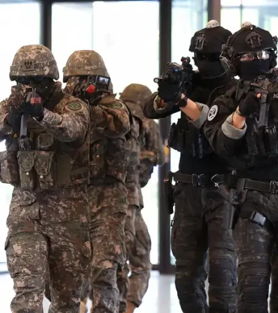 Un equipo especial tuvo que abrirse un tortuoso paso a través de seguidores y la seguridad de Yoon.