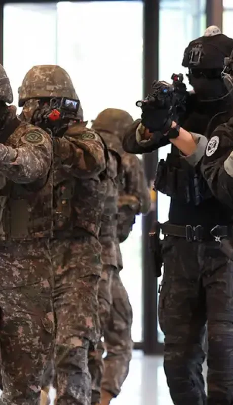 Un equipo especial tuvo que abrirse un tortuoso paso a través de seguidores y la seguridad de Yoon.