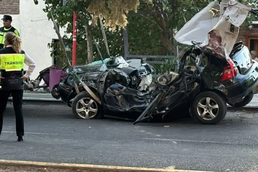 Así quedó el Golf que chocó en Godoy Cruz.