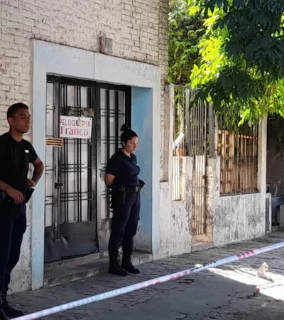 La Policía en el domicilio de la víctima. (Foto: El Diario de Hoy)