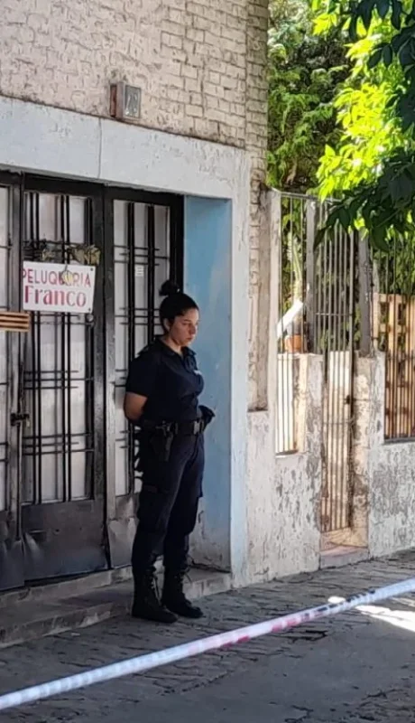 La Policía en el domicilio de la víctima. (Foto: El Diario de Hoy)