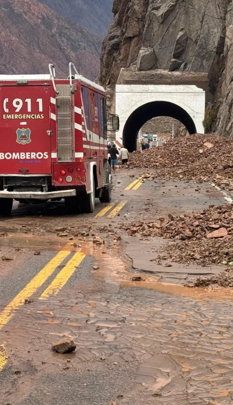 Caos en la Ruta 7: aludes cortan el paso a Chile y dejan vehículos varados