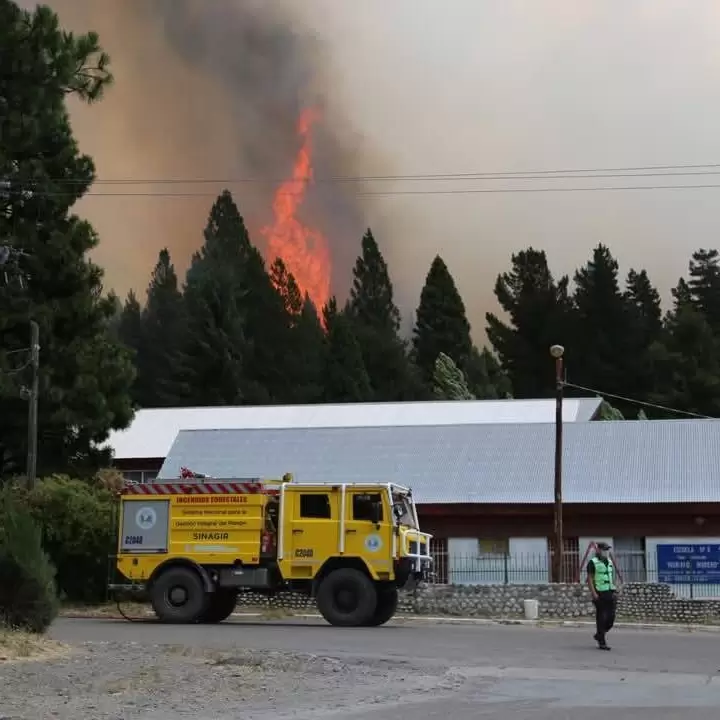 El incendio arrasó viviendas y una escuela. (Foto: elcomodorense)