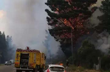 Impactantes fotos y videos del incendio en Epuyén: evacuados y casas quemadas