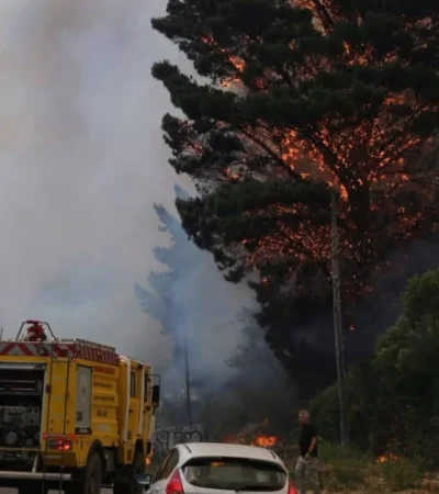Las autoridades confirmaron que el fuego alcanzó el edificio de la escuela N° 9, y destruyó al menos cuatro viviendas.