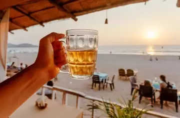 Un turista argentino fue multado por beber cerveza en una playa chilena