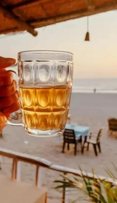 Un turista argentino fue multado por beber cerveza en una playa chilena