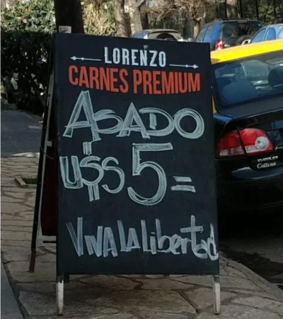 En 2023, un carnicero puso los precios en dólares en Buenos Aires